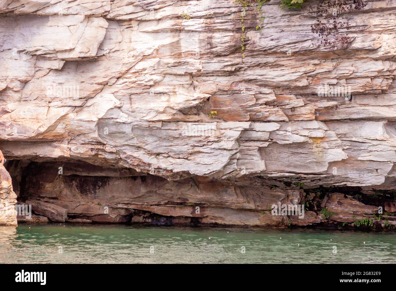 Pareti rocciose che circondano il lago Summersville a Summersville, West Virginia Foto Stock