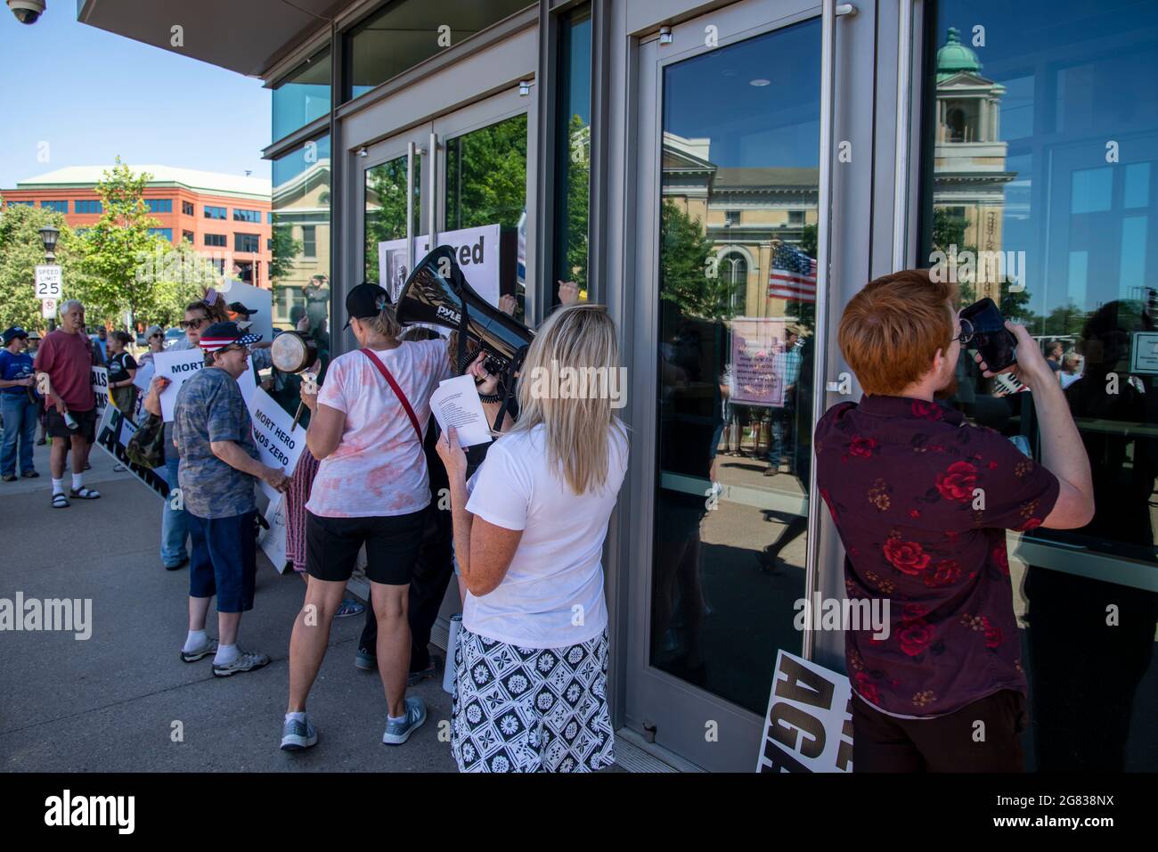 St. Paul, Minnesota. Edificio del Senato del Minnesota. I manifestanti chiedono al senato di approvare il disegno di legge mai più che estinguerà il potere di emergenza abusivo di Gov Walz Foto Stock