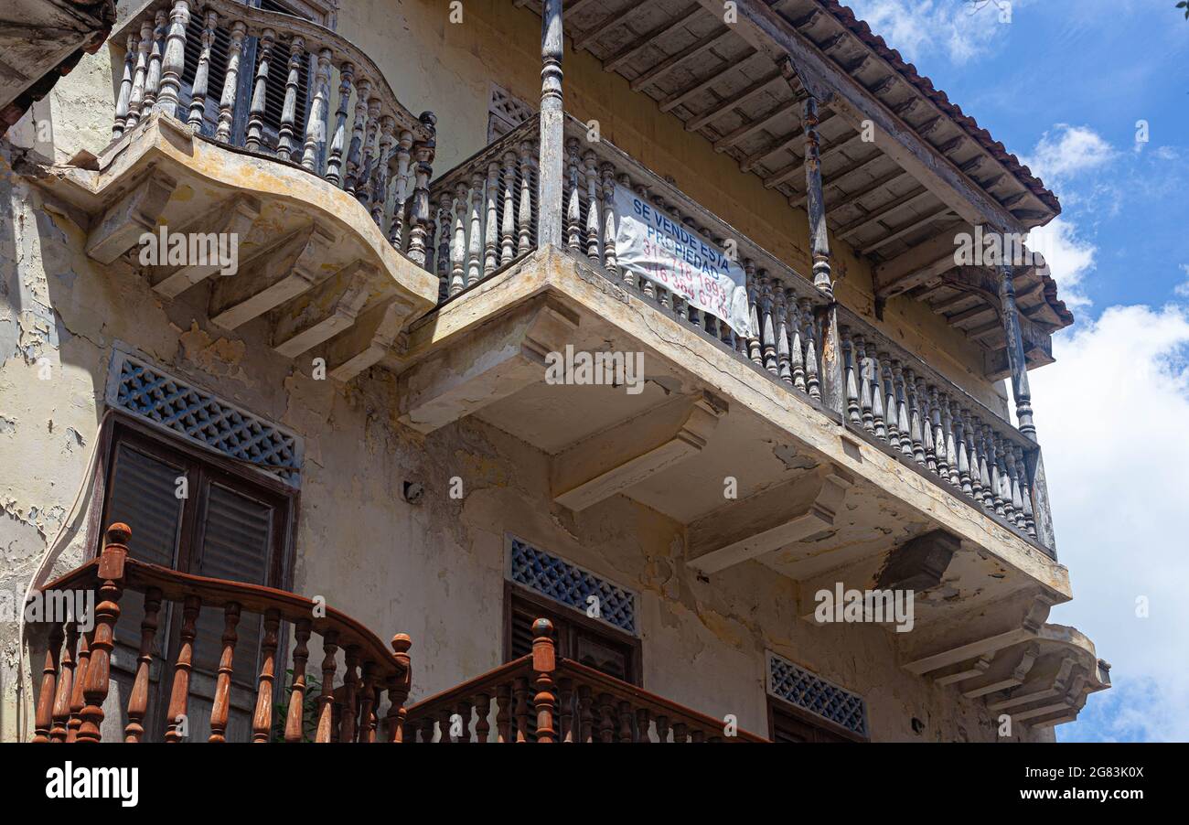 Piccolo angolo del balcone su un vecchio appartamento al terzo piano, con un cartello per la vendita su di esso, Cartagena de Indias, Colombia. Foto Stock