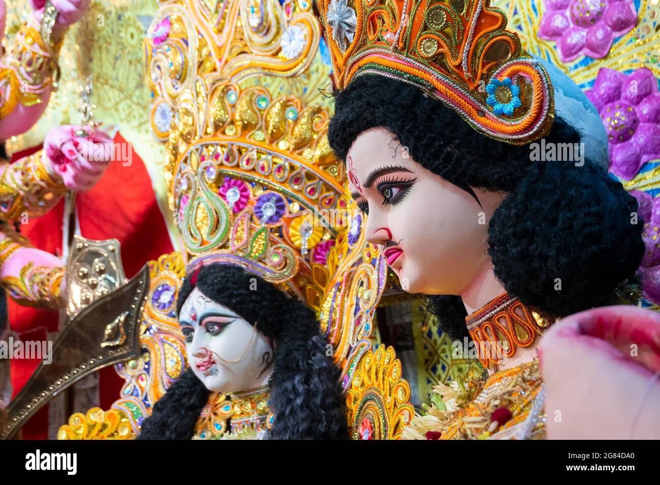 Kolkata, India - 17 ottobre 2018 : idolo decorato di Dio Kartik e Dea Saraswati, fratello e sorella, adorato durante Durga Puja. Bigges Foto Stock