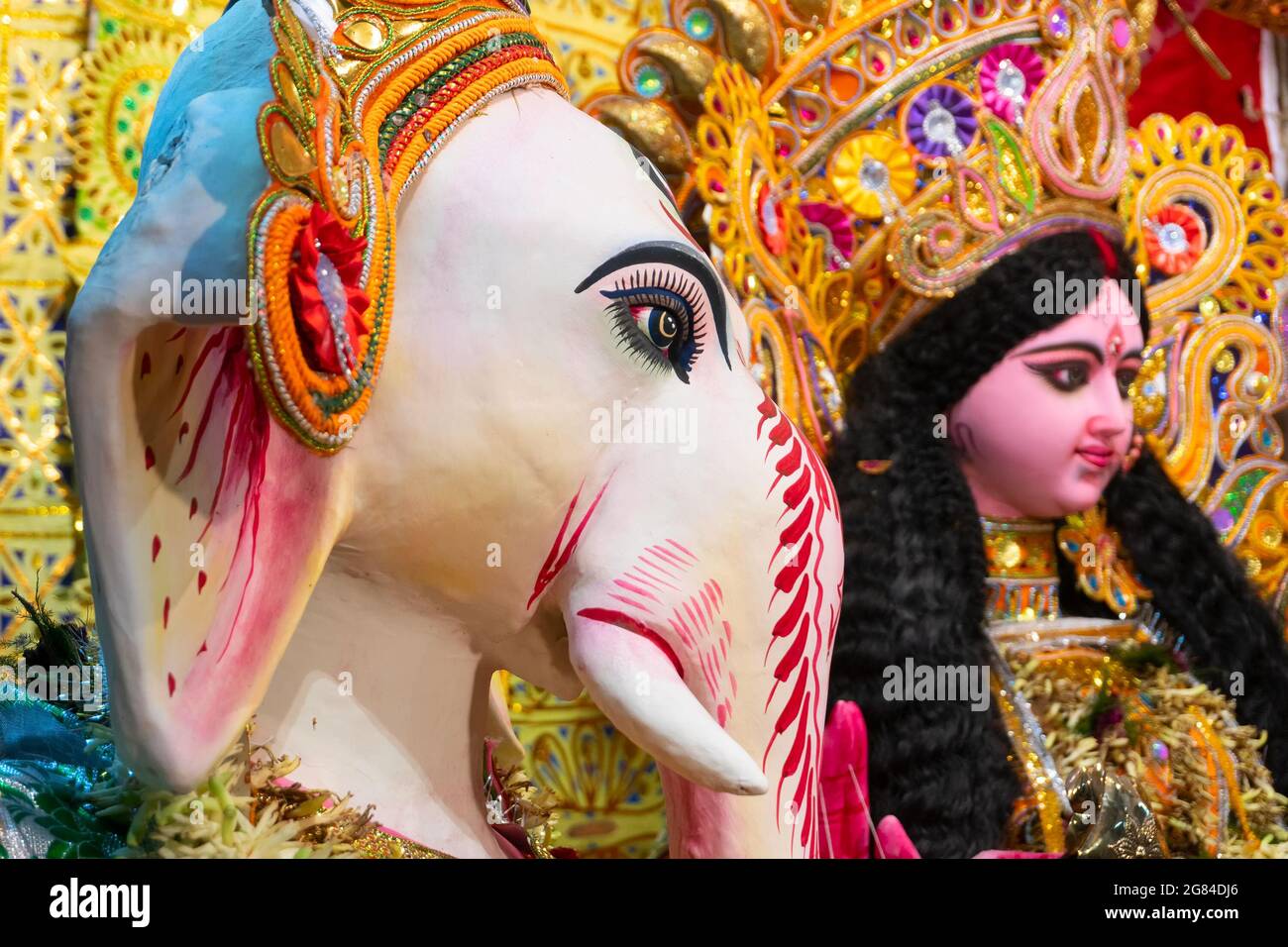 Kolkata, India - 17 ottobre 2018 : idolo decorato del signore Ganesha accanto alla dea Durga, figlio accanto alla madre, adorato durante Durga Puja. Bigges Foto Stock