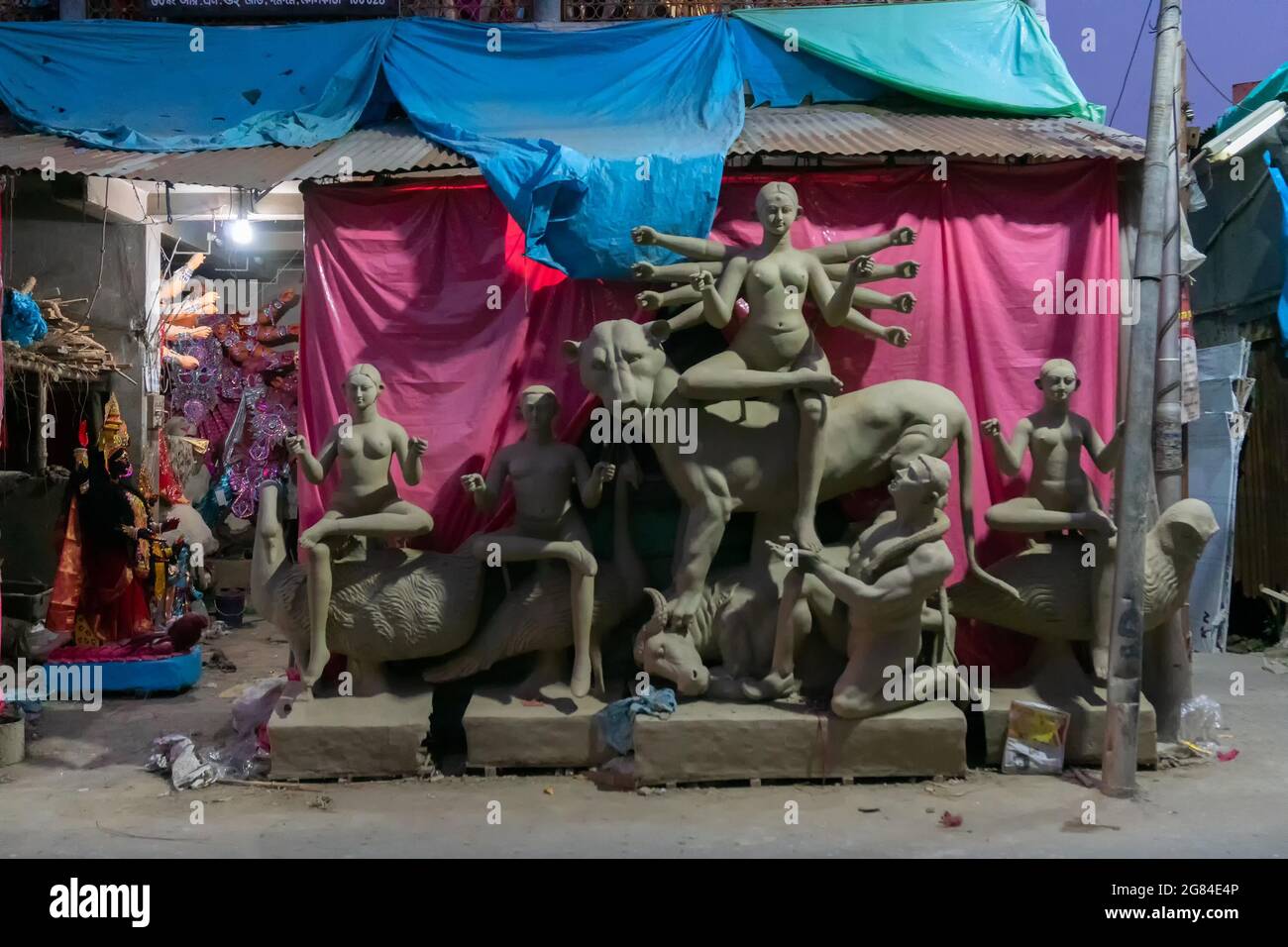 Kolkata, Bengala Occidentale, India - 7 Ottobre 2018 : idolo di Clay della Dea Durga, in preparazione al festival 'Durga Pujaa' a Kumartuli. Madre con lei Foto Stock