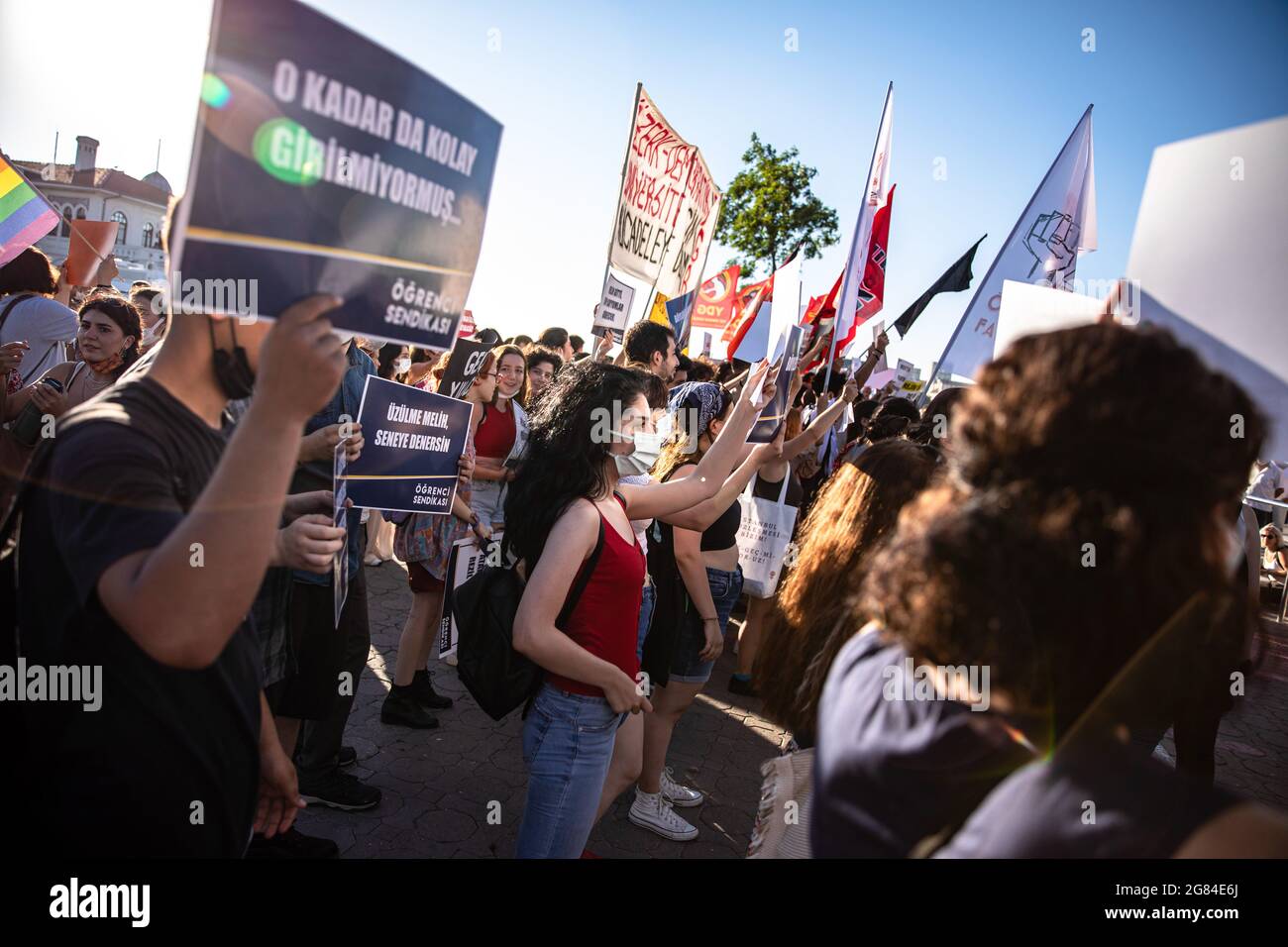 Istanbul, Turchia . 16 luglio 2021. I dimostranti tengono i cartelli durante la dimostrazione. In seguito alla nomina di Melih Bulu come Rettore dell'Università Bogazici in gennaio con la decisione del Presidente della Turchia Recep Tayyip Erdogan, gli studenti hanno preso provvedimenti dicendo che non vogliono un rettore nominato come fiduciario non eletto. Oggi, dopo il licenziamento di Melih Bulu dopo sei mesi, hanno continuato le loro proteste cantando slogan e svanendo un banner che dice che non vogliamo un rettore fiduciario nella piazza del molo di Kadikoy. Hanno interrotto l'azione dopo il comunicato stampa. (Foto di Onur Dog Foto Stock