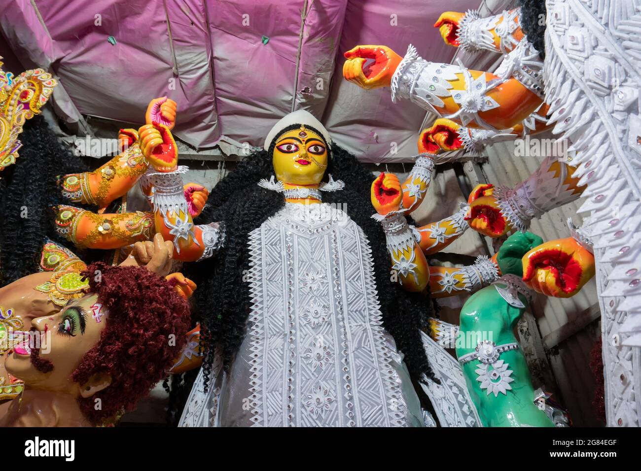 Kolkata, Bengala Occidentale, India - 7 ottobre 2018 : idolo di Clay della Dea Durga, in preparazione al festival 'Durga Pujaa' a Kumartuli . Festa più grande Foto Stock