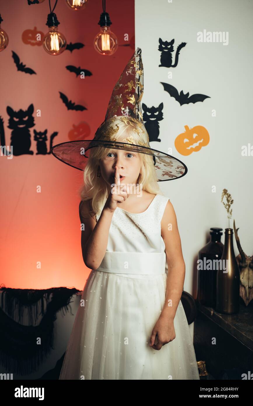 Shh, Shh. Segreti e regali Costumi per bambini per la celebrazione di Halloween. Felice capretto ridente in costume da Halloween. Gente felice. Divertirsi. Foto Stock