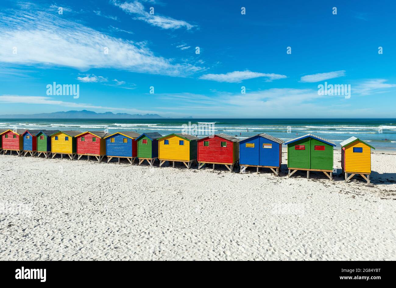 Muizenberg spiaggia con colorate capanne in legno spiaggia, Città del Capo, Sud Africa. Foto Stock