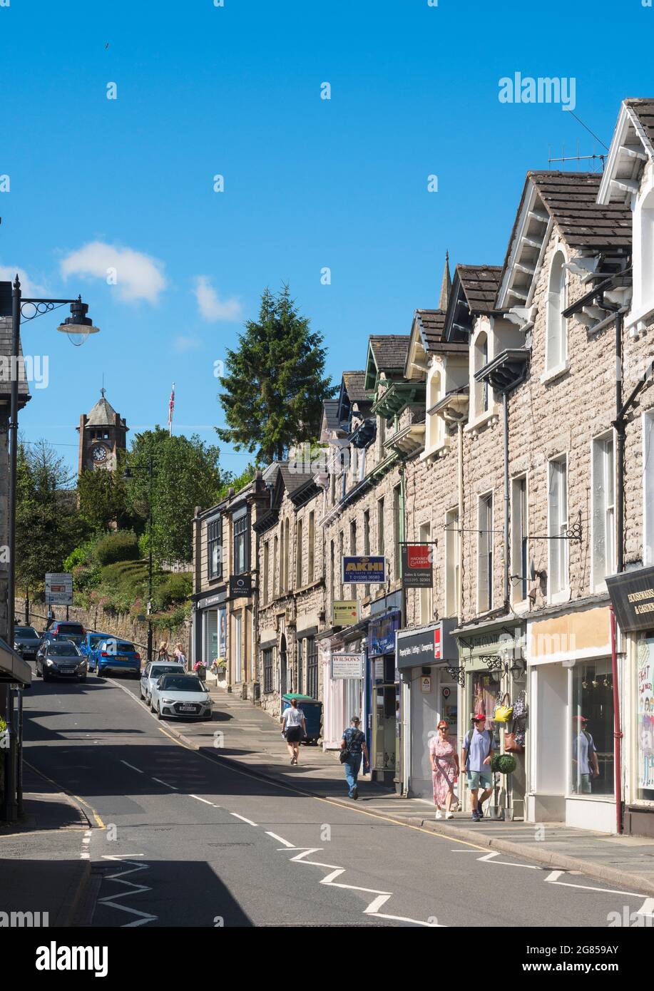 Coppia a piedi lungo Main Street a Grange su Sands, Cumbria, Inghilterra, Regno Unito Foto Stock