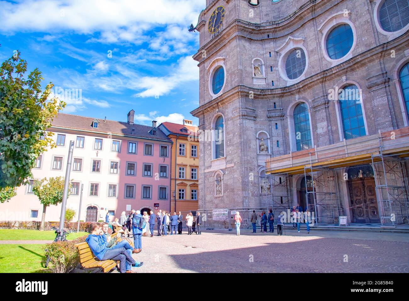 Vista di una strada vicino alla Cattedrale di San Giacomo o Dom Sankt Jakob è una cattedrale barocca del XVIII secolo della diocesi cattolica romana di Innsbruc Foto Stock