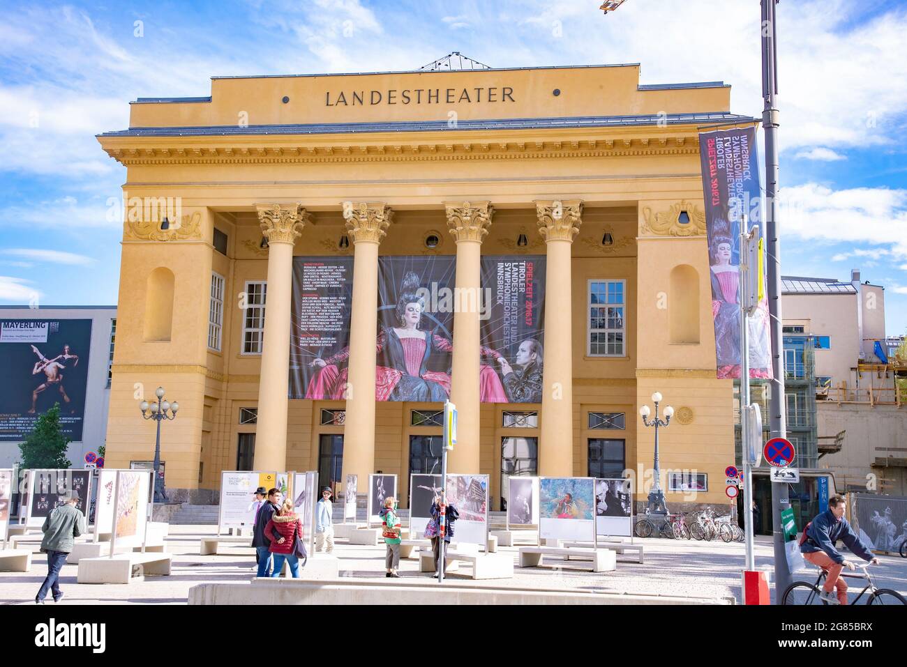 Vista sul Tiroler Landestheater di Innsbruck o sul Teatro di Stato  tirolese, sull'ingresso della casa principale o sulla facciata della città  vecchia. Preso a Innsbruck, Austria su o Foto stock - Alamy