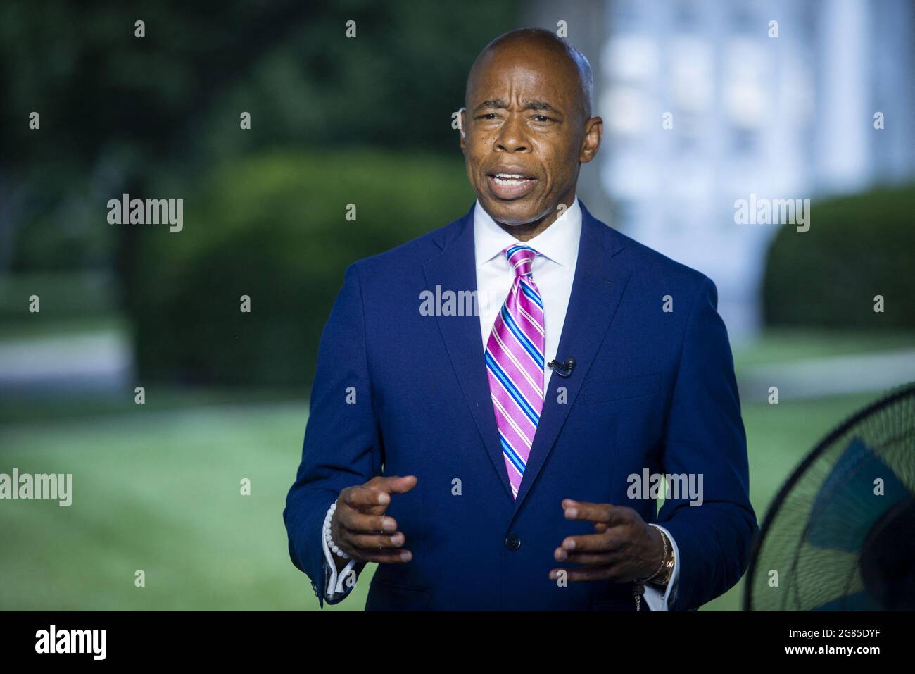 Borough Presidente di Brooklyn Eric Adams, il candidato del Partito democratico del 2021 per il Sindaco della Città di New York, è intervistato alla Casa Bianca di Washington, DC, USA a seguito del suo incontro con il presidente degli Stati Uniti Joe Biden e il procuratore generale Merrick Garland e altri per discutere la strategia globale dell'amministrazione Biden per ridurre i crimini contro le armi il lunedì 12 luglio 2021. Foto di Rod Lam Key/CNP/ABACAPRESS.COM Foto Stock