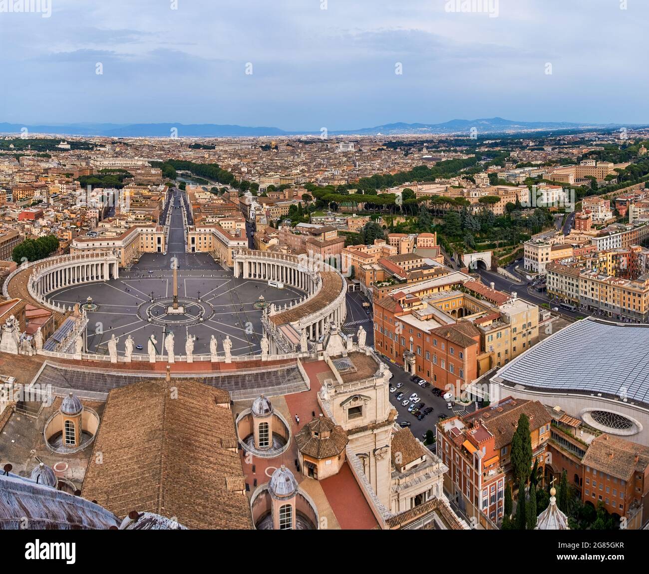 Vista aerea sui Musei Vaticani, Piazza San Pietro, Giardini Vaticani e Vista panoramica, paesaggio urbano di Roma Italia Foto Stock