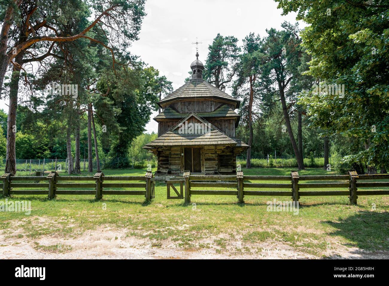 Chiesa di San Bazyli in legno greco-cattolica a Belzec, costruita nel 1756, situata su un ex cimitero, circondato da alberi antichi. Belzec, Roztocze, Polonia Foto Stock