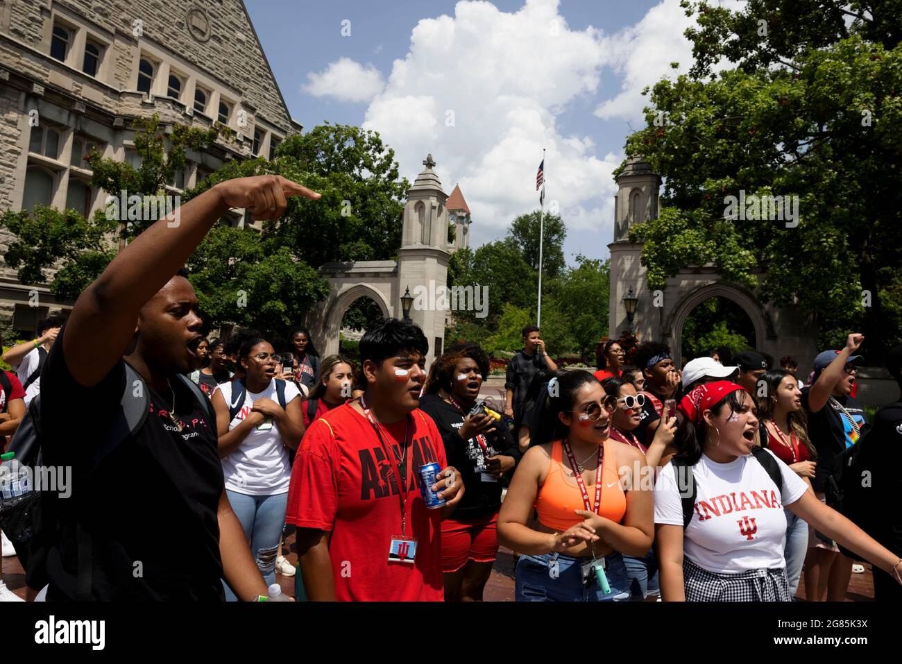 Gli studenti dell'Indiana University si uniranno alla dimostrazione "Walk for Licenses", che ha cantato slogan da Switchyard Park ai cancelli campione. Il governo dello stato dell'Indiana, che ha eletto la supermaggioranza GOP nella sua leadership, ha smesso di consentire agli immigrati non documentati di rinnovare la patente di guida o di ricevere nuove licenze nel 2007. Il gruppo di difesa degli immigrati Cosecha sta cercando di sensibilizzare i lavoratori non documentati alle difficoltà che devono affrontare senza avere una patente di guida, ma cercando di spostarsi per lavorare, ed eseguire altre attività essenziali che coloro con la patente sono in grado di fare. (Foto di Jeremy Hogan Foto Stock