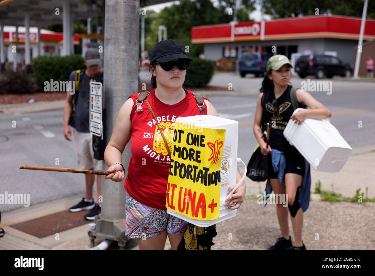 I dimostranti cantano slogan e colpirono i secchi durante la marcia "Walk for Licenses" da Switchyard Park ai cancelli campione. Il governo dello stato dell'Indiana, che ha una supermaggioranza GOP eletta nella sua leadership, ha smesso di consentire agli immigrati non documentati di rinnovare la patente di guida o di ricevere nuove licenze nel 2007. Il gruppo di difesa degli immigrati Cosecha sta cercando di sensibilizzare i lavoratori non documentati alle difficoltà che devono affrontare senza avere una patente di guida, ma cercando di spostarsi per lavorare, ed eseguire altre attività essenziali che coloro con la patente sono in grado di fare. Foto Stock