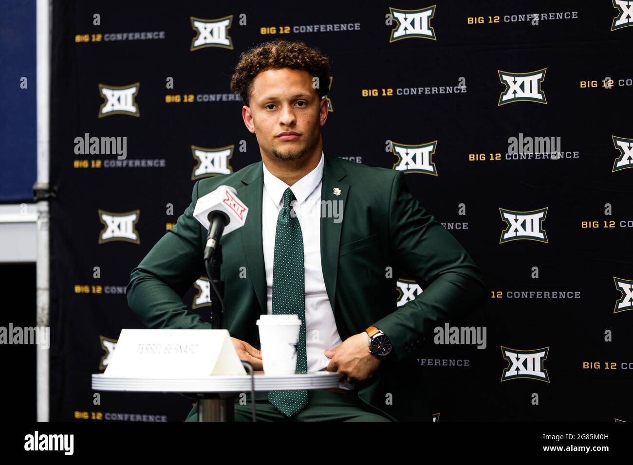 Il linebacker di Baylor Bears Terrel Bernard parla durante il giorno dei mezzi di conferenza Big 12, giovedì 15 luglio 2021, ad Arlington, TX. (Mario Terrana/immagine di S. Foto Stock