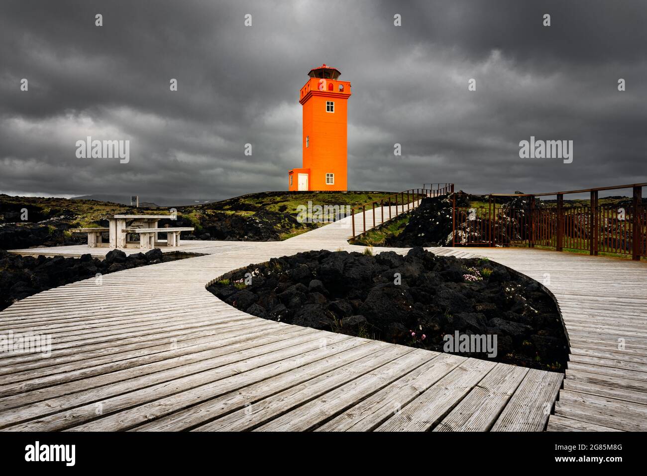 Tipico faro arancione islandese di Svörtuloft sulla penisola di Snaefellsnes. Foto Stock