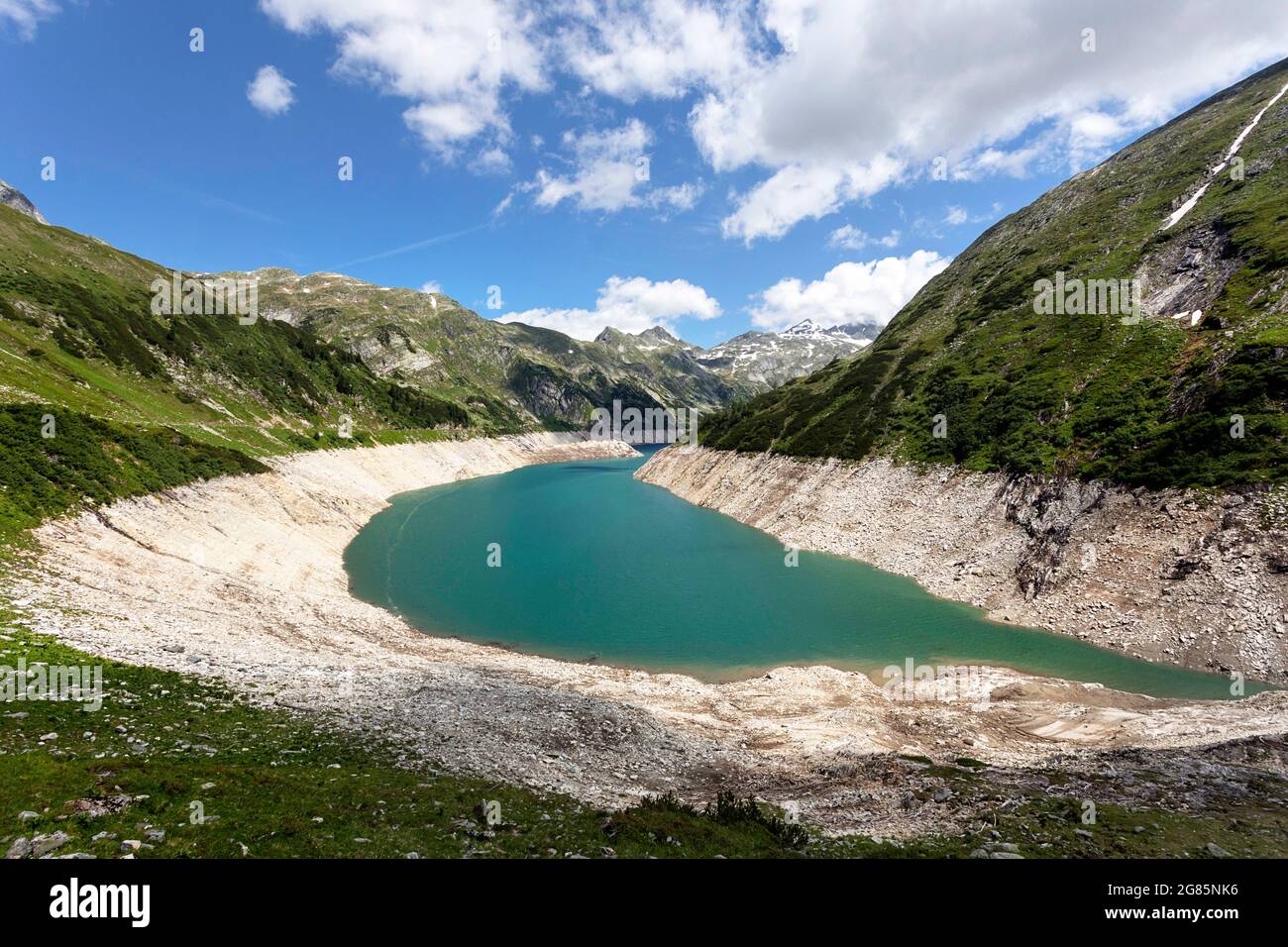 Veduta aerea del lago artificiale Kölnbreinsperre, mezzo vuoto, alla fine della strada alpina di Malta, Carinzia, Austria Foto Stock