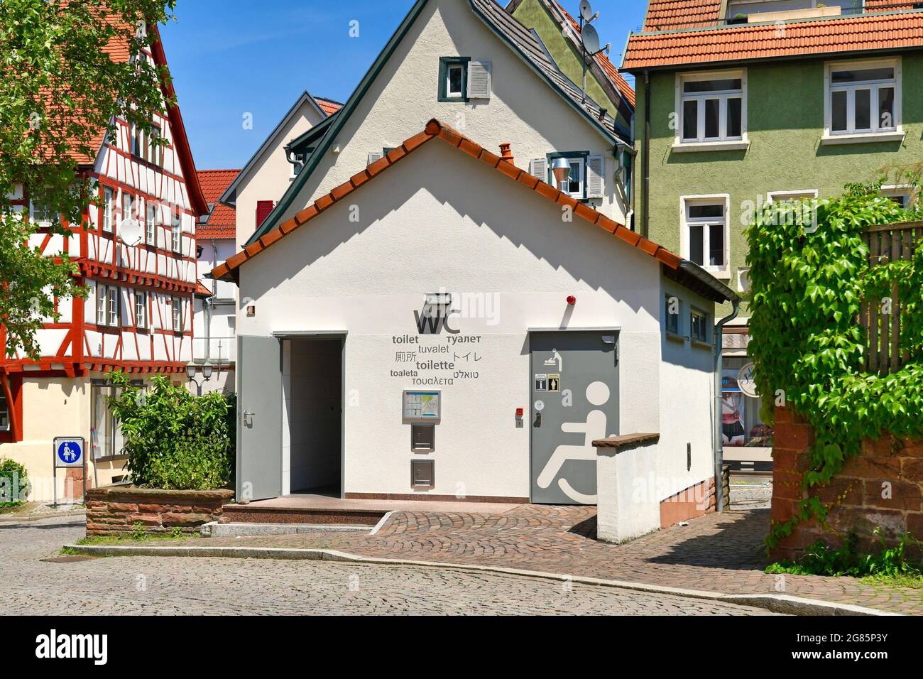 Mosbach, Germania - Giugno 2021: Bagni pubblici con servizi igienici per disabili Foto Stock