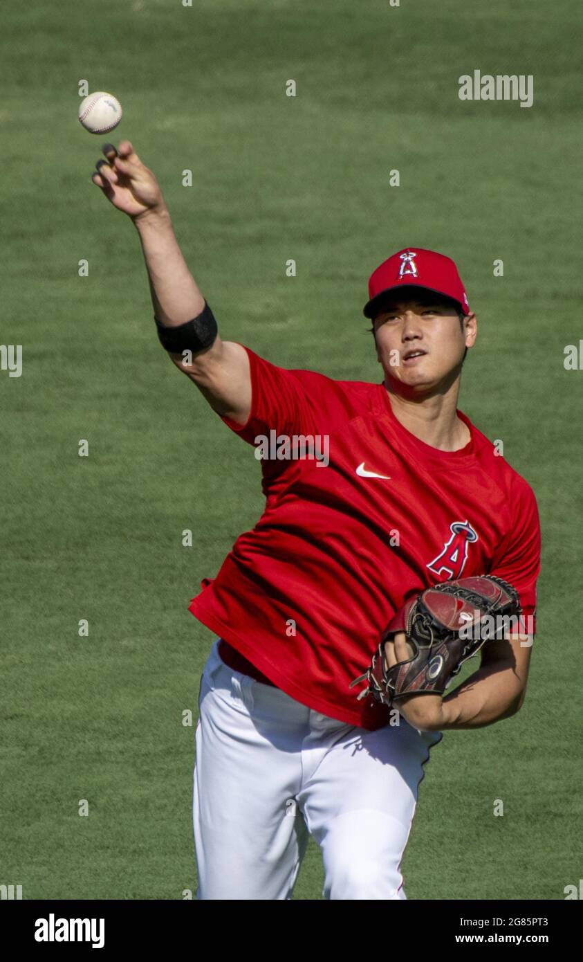 Anaheim, Stati Uniti. 17 luglio 2021. Shohei Ohtani si riscalda prima della partita contro i Seattle Mariners all'Angel Stadium di Anaheim venerdì 16 luglio 2021. Foto di Michael Goulding/UPI Credit: UPI/Alamy Live News Foto Stock
