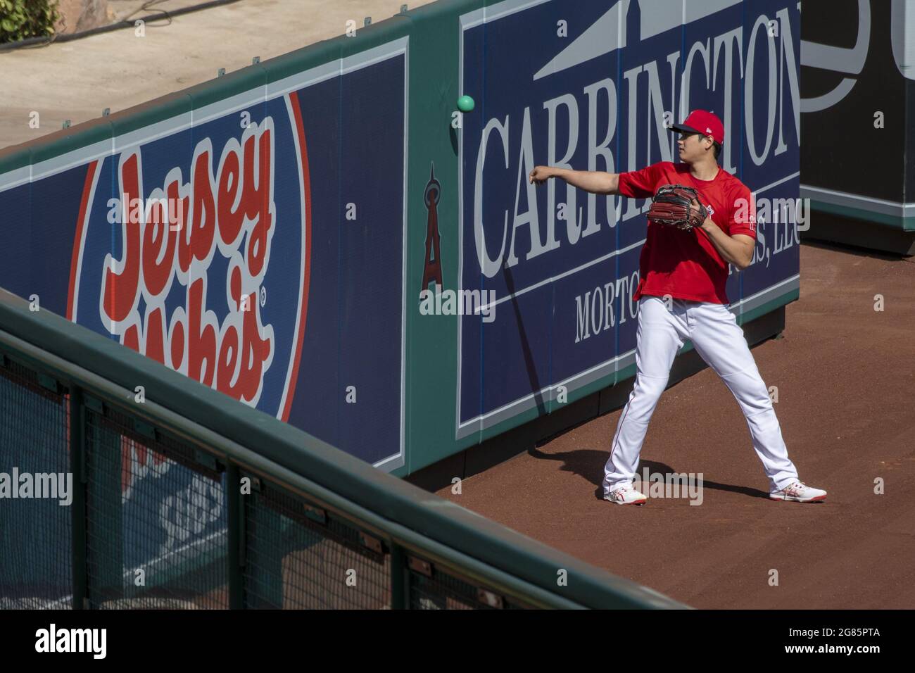 Anaheim, Stati Uniti. 17 luglio 2021. Shohei Ohtani si riscalda prima della partita contro i Seattle Mariners all'Angel Stadium di Anaheim venerdì 16 luglio 2021. Foto di Michael Goulding/UPI Credit: UPI/Alamy Live News Foto Stock