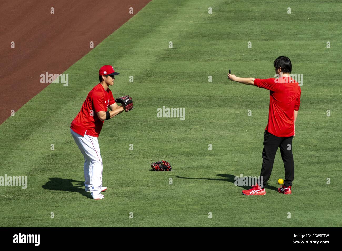 Anaheim, Stati Uniti. 17 luglio 2021. Shohei Ohtani si riscalda prima della partita contro i Seattle Mariners all'Angel Stadium di Anaheim venerdì 16 luglio 2021. Foto di Michael Goulding/UPI Credit: UPI/Alamy Live News Foto Stock