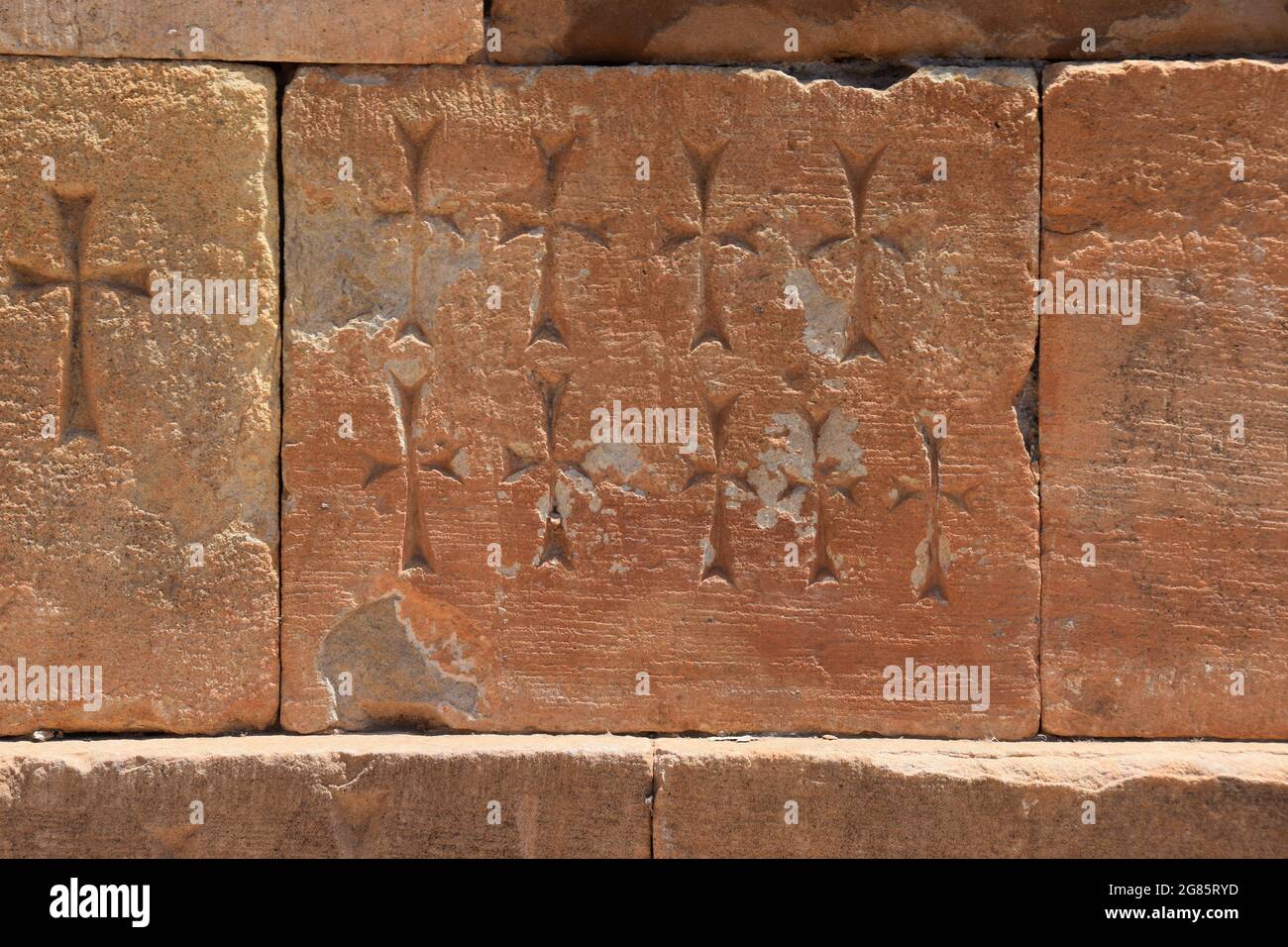 Croci intagliate nelle pietre murali del monastero armeno Noravank Foto Stock