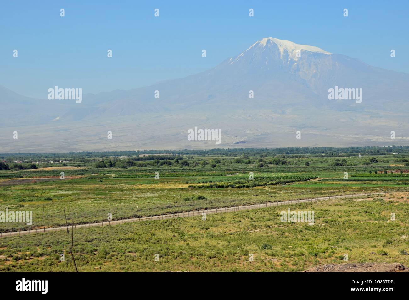Confine turco armeno con il Monte Ararat sullo sfondo Foto Stock