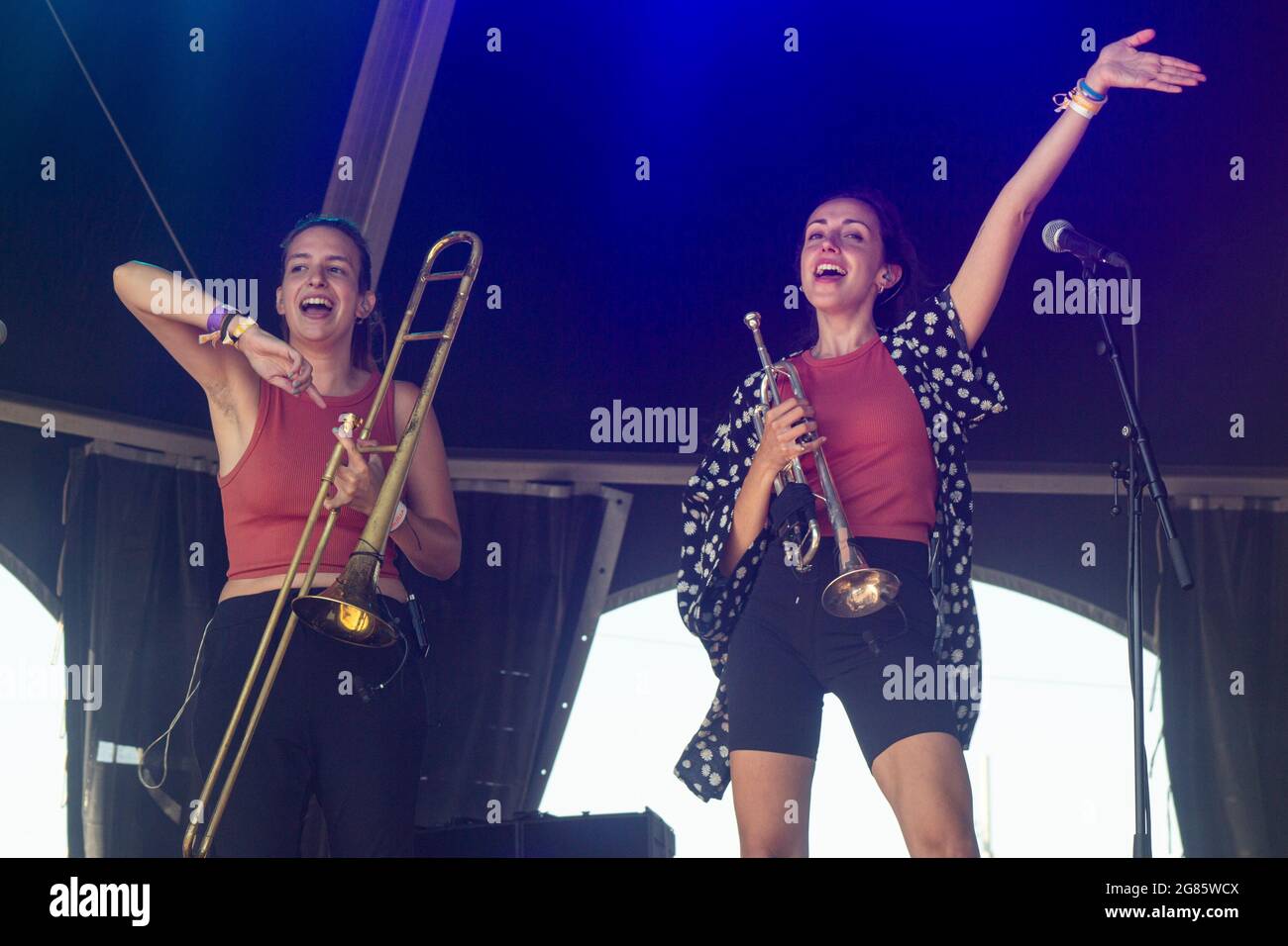 BARCELLONA, ESPAÑA – JULIO 9. Marina y Berta Gala (Trompetas) de Gertrudis en concierto en el Escenario Time out del Festival Cruïlla 2021 Foto Stock