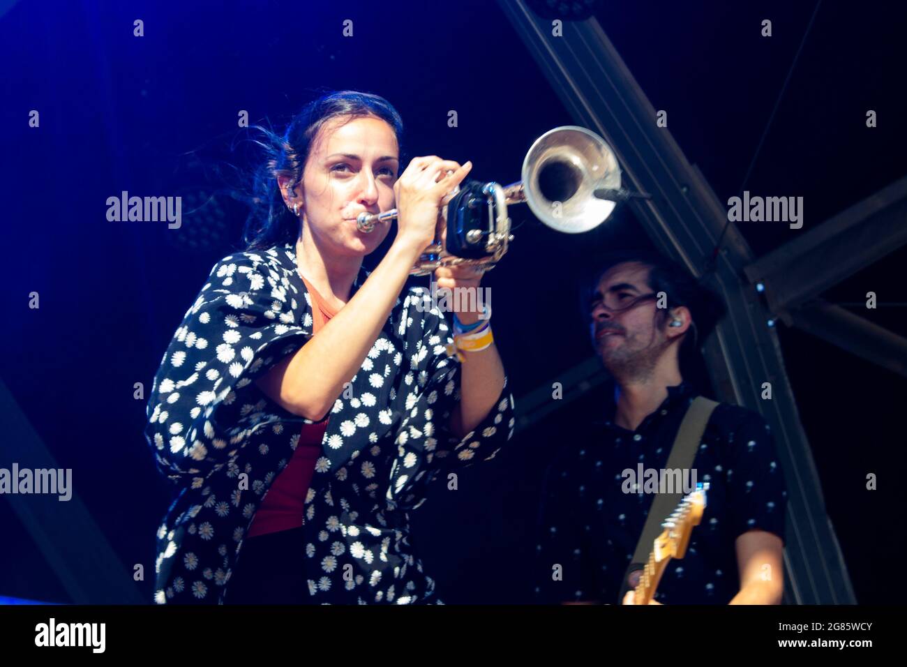 BARCELLONA, ESPAÑA – JULIO 9. Berta Gala (Trompeta) y en segundo piano Xavier Ciurans (Voz) de Gertrudis durante el concierto Festival Cruïlla 2021 Foto Stock