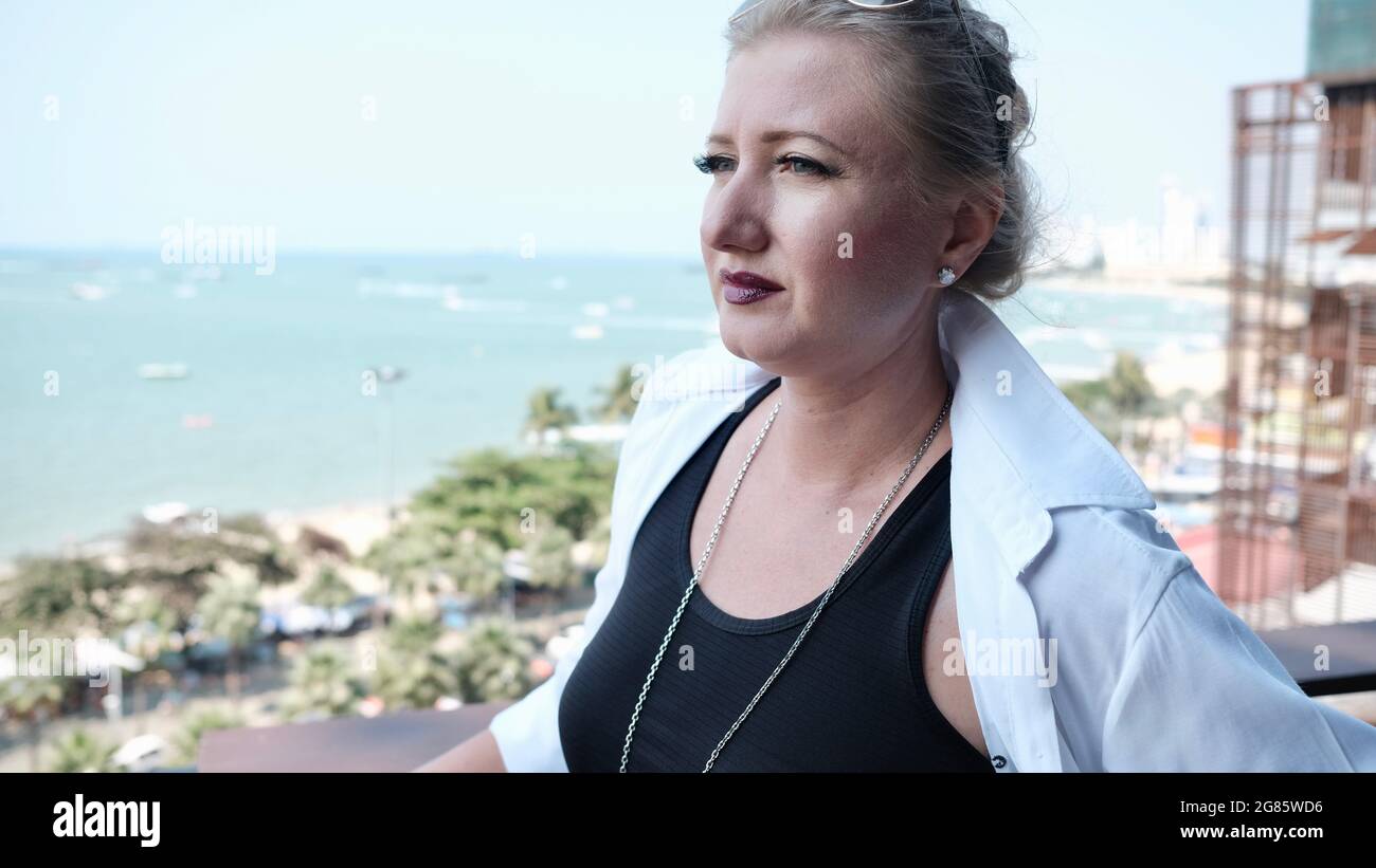 Modello medio invecchiato caucasico dell'Europa orientale in posa sul balcone Foto Stock