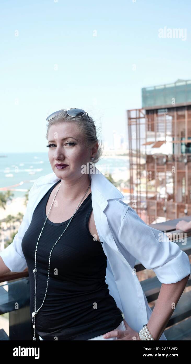 Modello medio invecchiato caucasico dell'Europa orientale in posa sul balcone Foto Stock