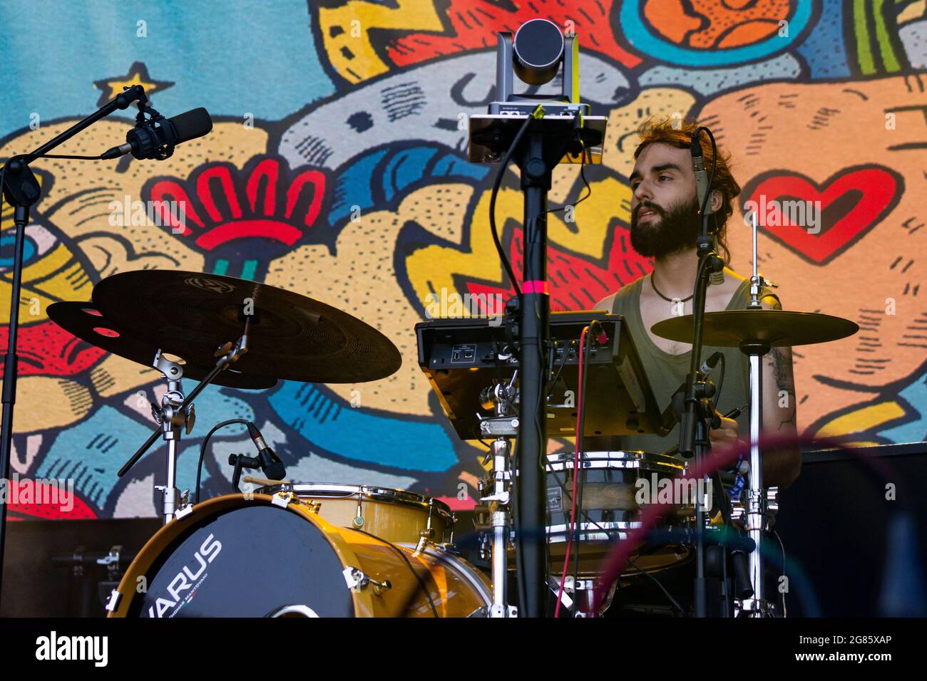 BARCELLONA, ESPAÑA – LUGLIO 10. Víctor Rodríguez (Batería) de Muerdo en concierto en el Escenario Estrella Damm del Festival Cruïlla 2021 Foto Stock