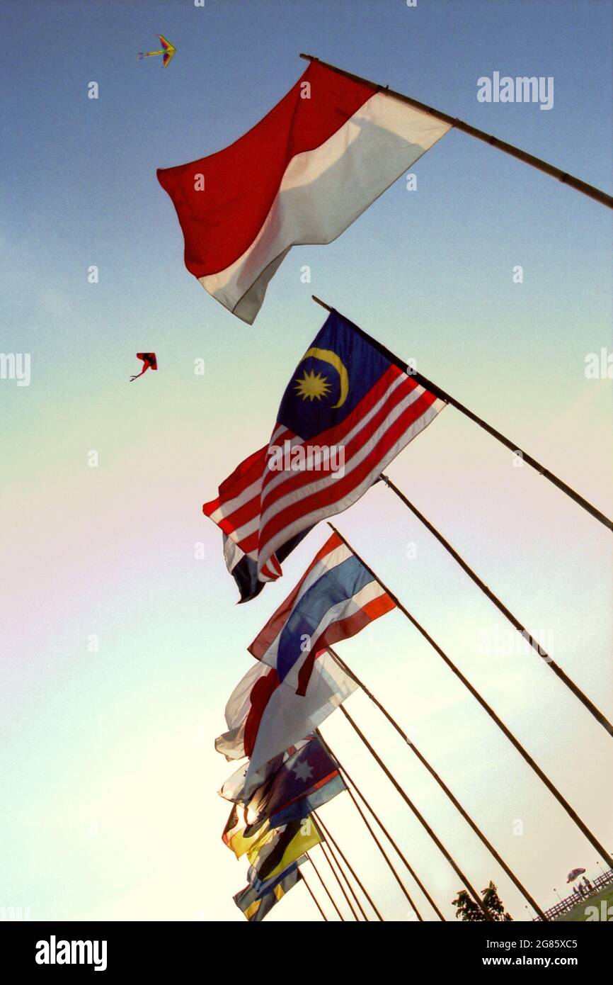 Bandiere dei paesi partecipanti durante il Festival Internazionale del Kite di Giacarta del 2004 che si è tenuto il 9-11 luglio a Carnival Beach ad Ancol Dreamland, nel Nord di Giacarta, Giacarta, Indonesia. Foto Stock