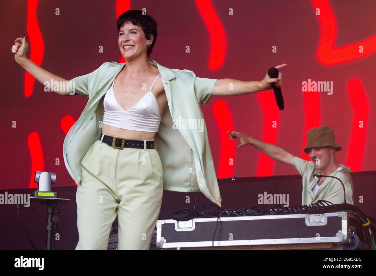 BARCELLONA, ESPAÑA – LUGLIO 10. Leire Villanueva y Alberto Iriarte de Iseo e dodosound en concierto en el Escenario Estrella Damm del Festival Cruïlla Foto Stock