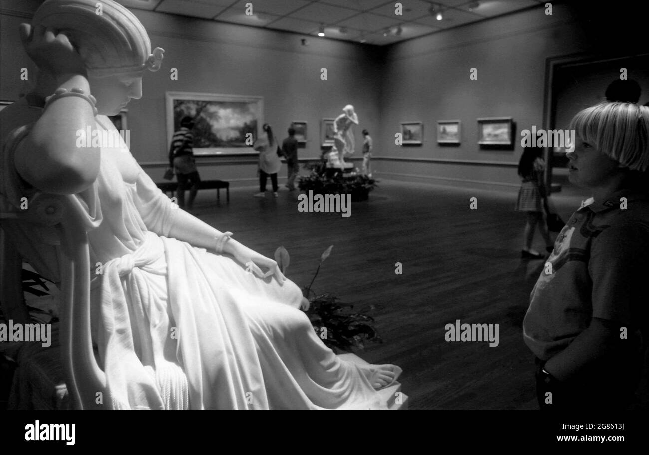 Cleopatra di William Wetmore Story, 1858. Un bambino di fronte alla scultura al LA County Museum of Art, CA, USA. Foto Stock