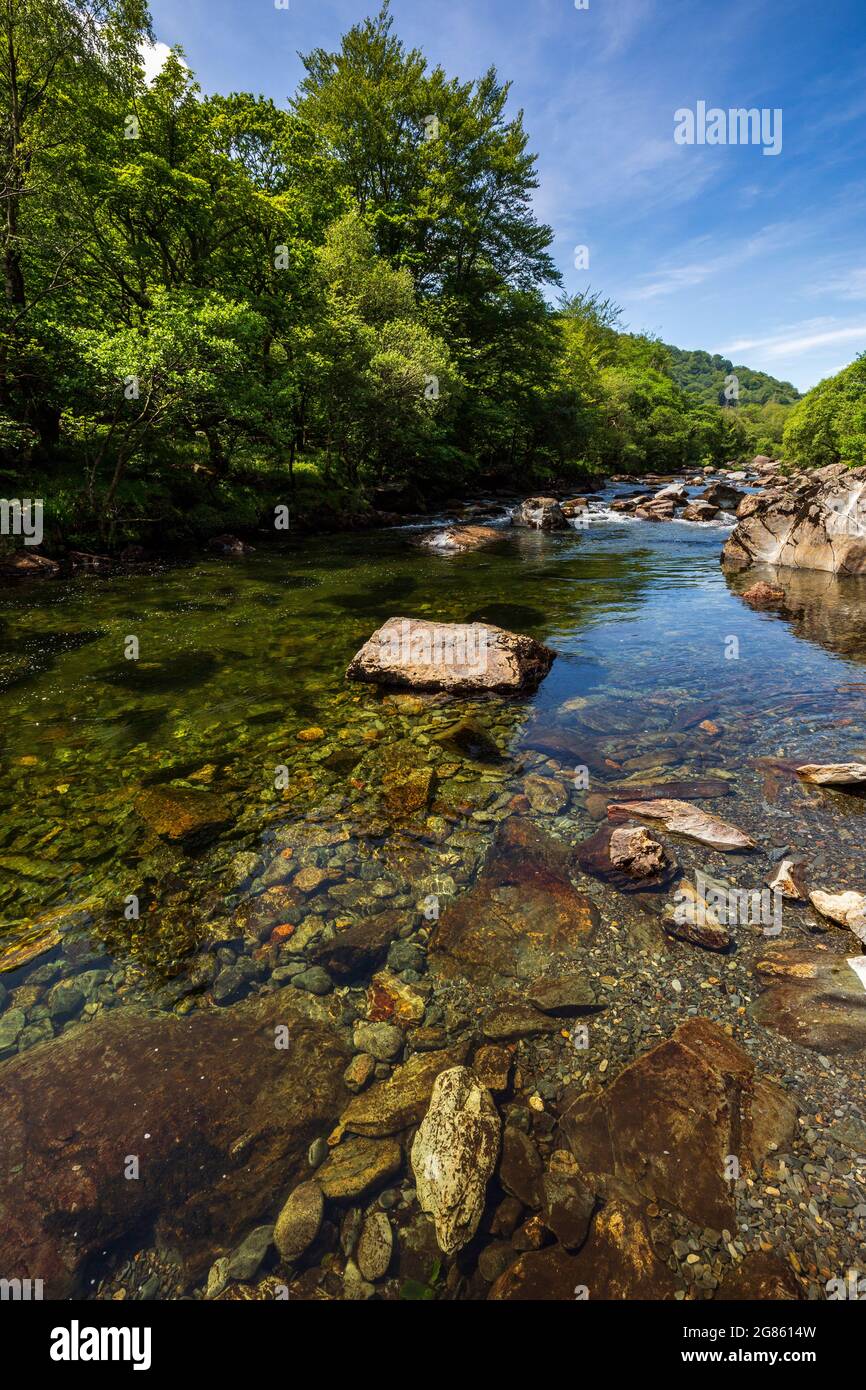 Le acque cristalline del fiume Glaslyn nel Passo di Aberglasyn, Snowdonia, Galles del Nord Foto Stock