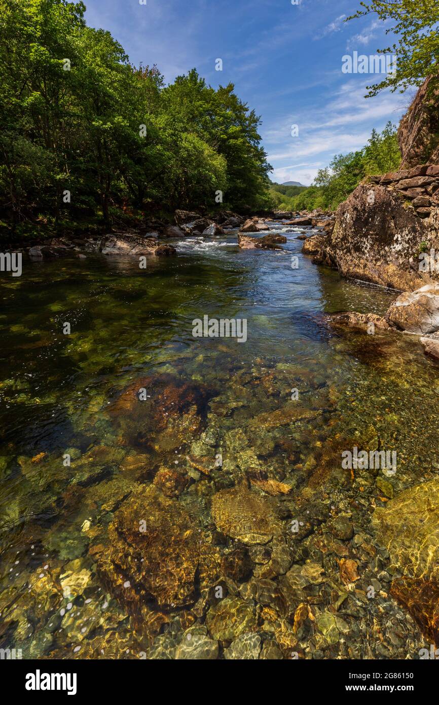 Le acque cristalline del fiume Glaslyn nel Passo di Aberglasyn, Snowdonia, Galles del Nord Foto Stock