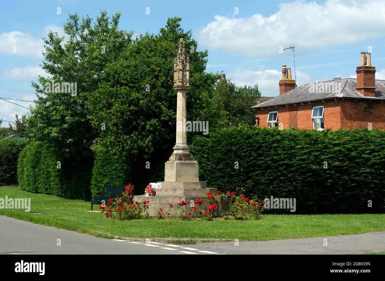 La croce del memoriale di guerra, Yelvertoft, Northamptonshire, Inghilterra, Regno Unito Foto Stock