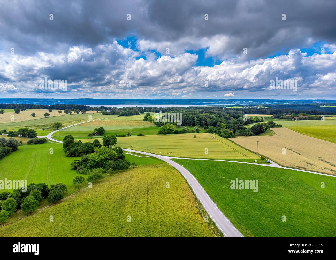Campi verdi e prati nei pressi di Andechs, Pfaffenwinkel, vista aerea, alta Baviera, Baviera, Germania, Europa Foto Stock