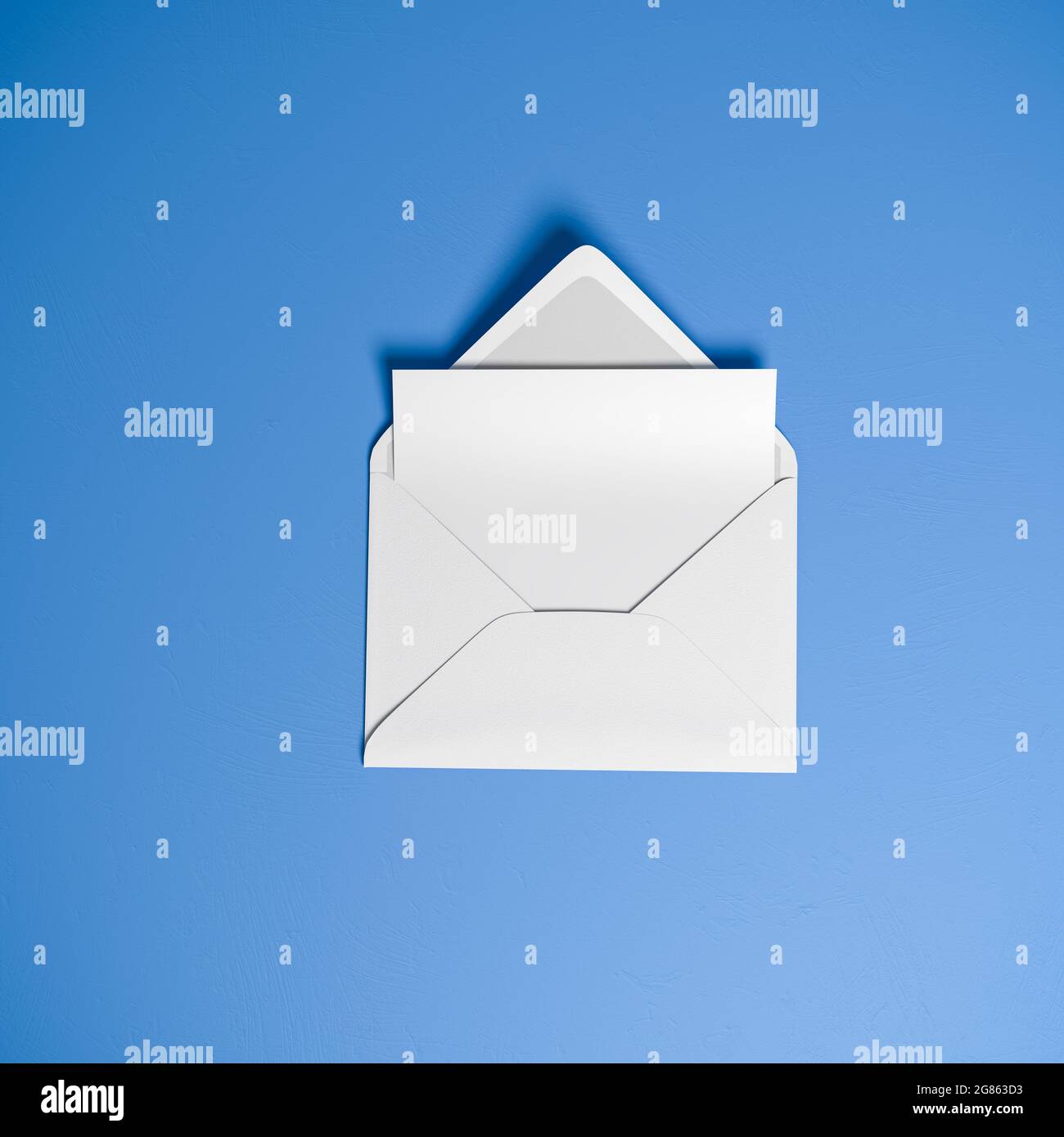 Lettera con una busta aperta e un foglio di carta vuoto che sporge su  sfondo blu Foto stock - Alamy