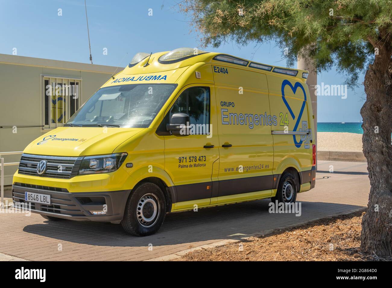 Platja de Palma, Spagna; 16 2021 luglio: Ambulanza gialla parcheggiata sul lungomare della spiaggia di Palma de Mallorca per assistere alle emergenze mediche sul Foto Stock