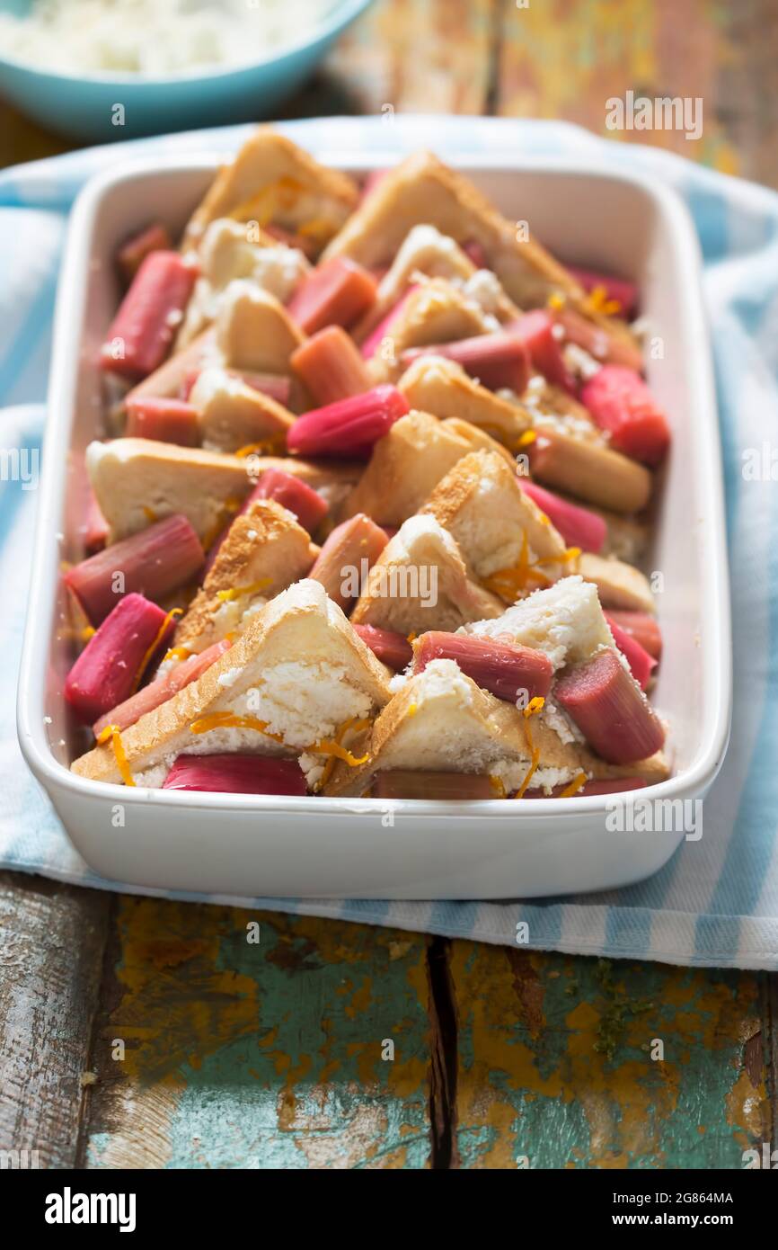 Ricotta di rabarbaro cruda e budino di burro. Forno pronto Foto Stock