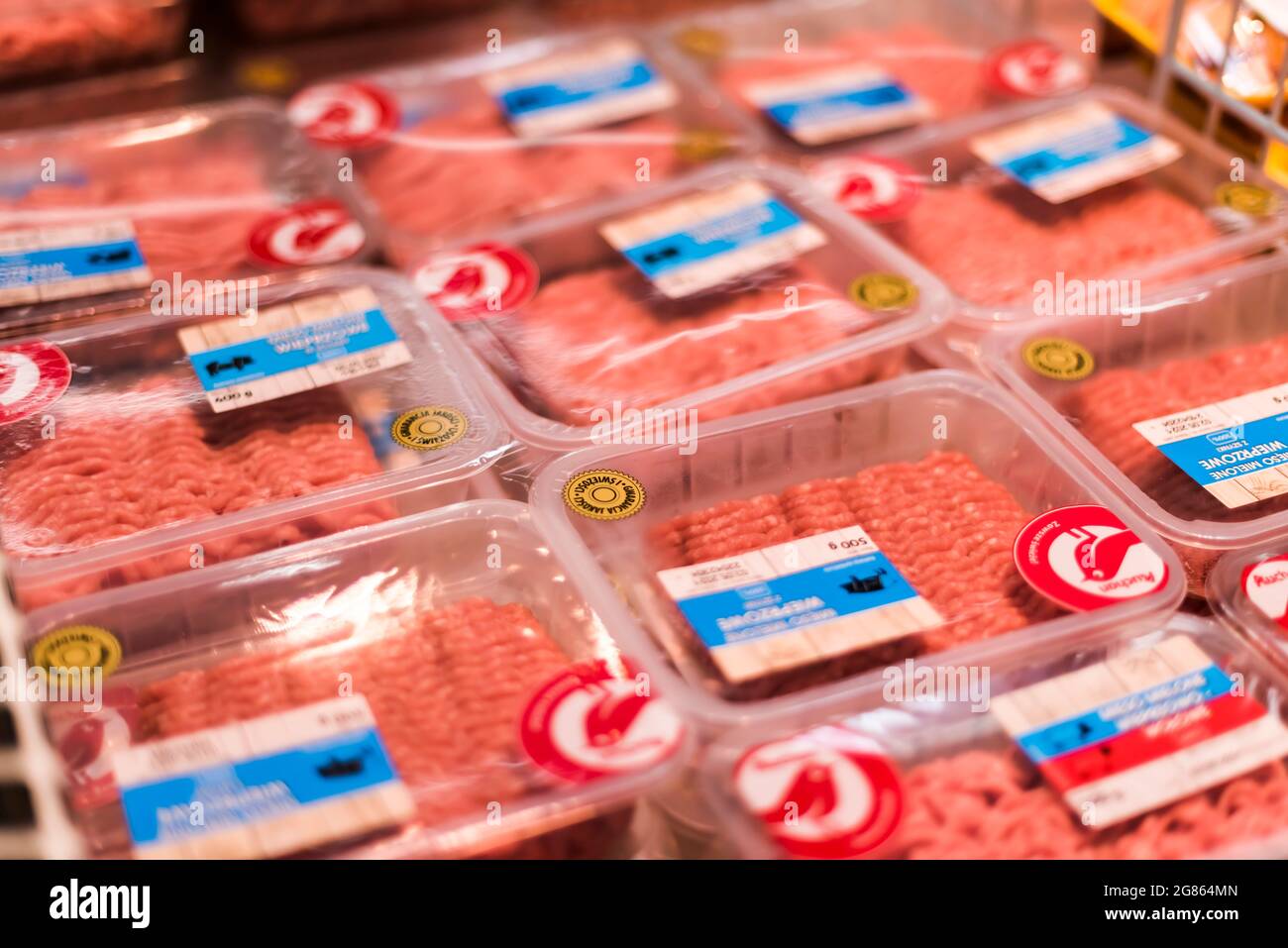 POZNAN, POL - Apr 28, 2021: Prodotti a base di carne messi in vendita in un supermercato frigorifero commerciale Foto Stock
