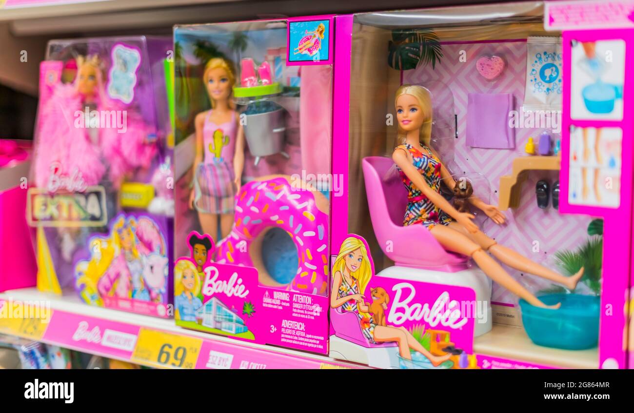 POZNAN, POL - Apr 28, 2021: Bambole Barbie messe in vendita su uno scaffale del negozio Foto Stock