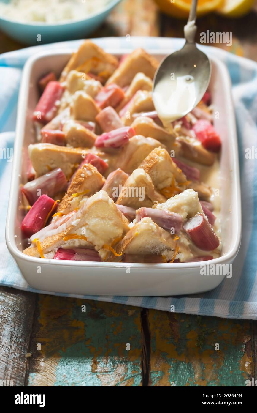 Ricotta di rabarbaro cruda e budino di burro. Forno pronto Foto Stock