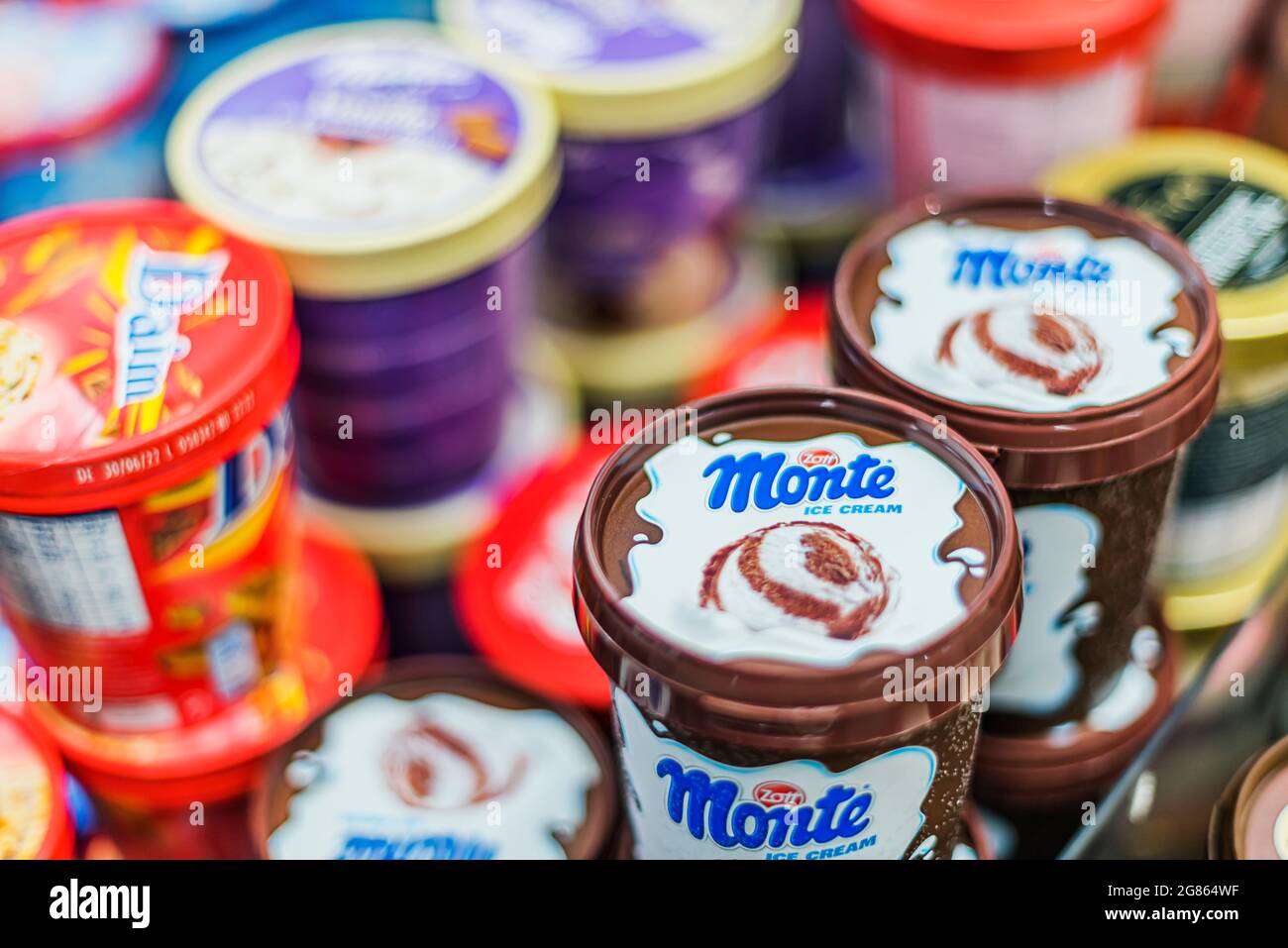 POZNAN, POL - Apr 28, 2021: Gelati messi in vendita in frigorifero commerciale Foto Stock