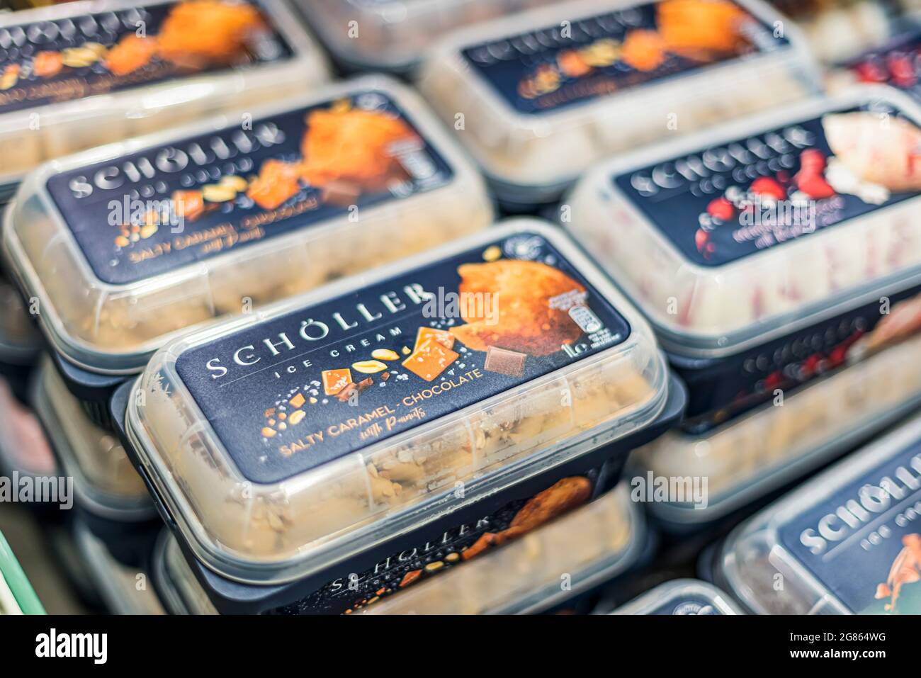 POZNAN, POL - Apr 28, 2021: Gelati Schoeller messi in vendita in frigorifero commerciale Foto Stock