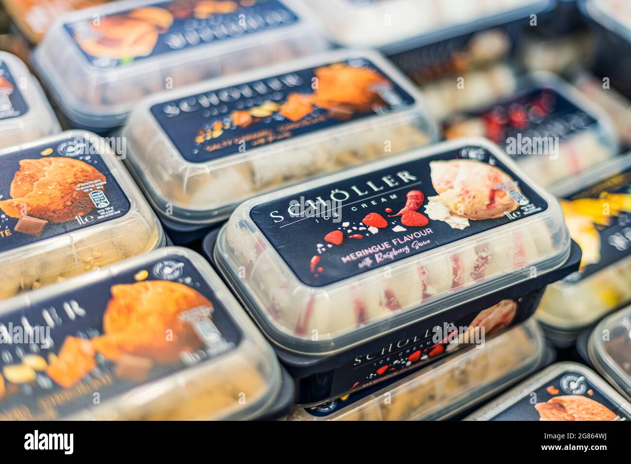 POZNAN, POL - Apr 28, 2021: Gelati Schoeller messi in vendita in frigorifero commerciale Foto Stock