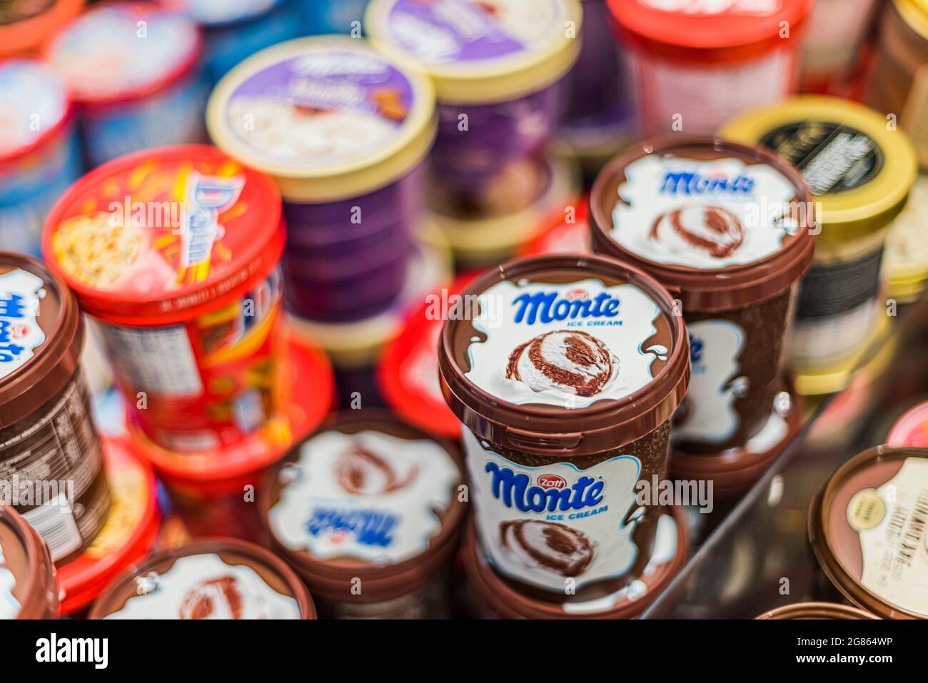 POZNAN, POL - Apr 28, 2021: Gelati messi in vendita in frigorifero commerciale Foto Stock