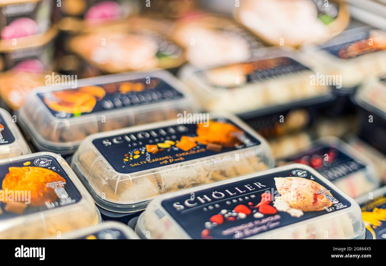 POZNAN, POL - Apr 28, 2021: Gelati Schoeller messi in vendita in frigorifero commerciale Foto Stock